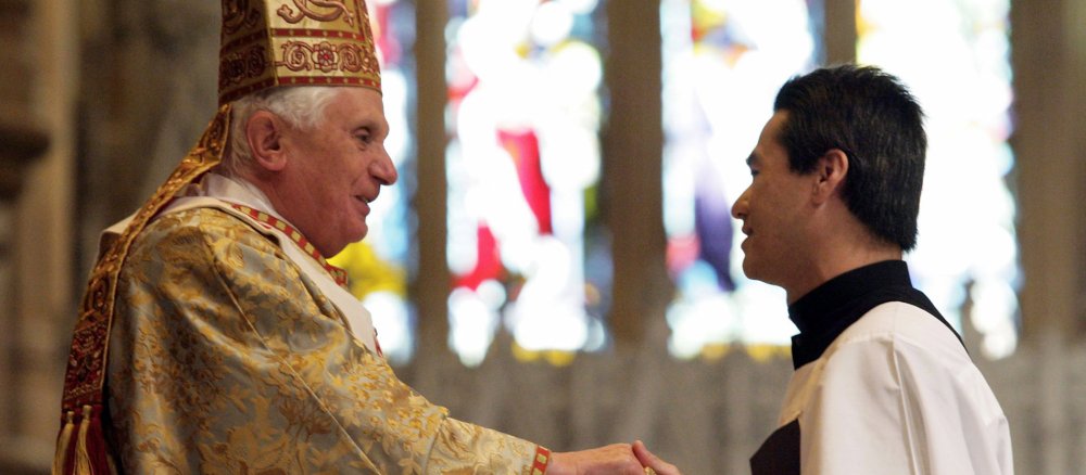 Papst Benedikt XVI. begrüßt einen jungen Seminaristen bei einer Messe in der St. Mary's Kathedrale beim Weltjugendtag in Sydney 2008.