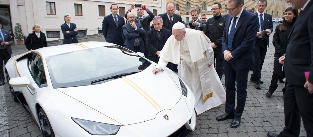 Papst Franziskus signiert einen Lamborghini Huracán