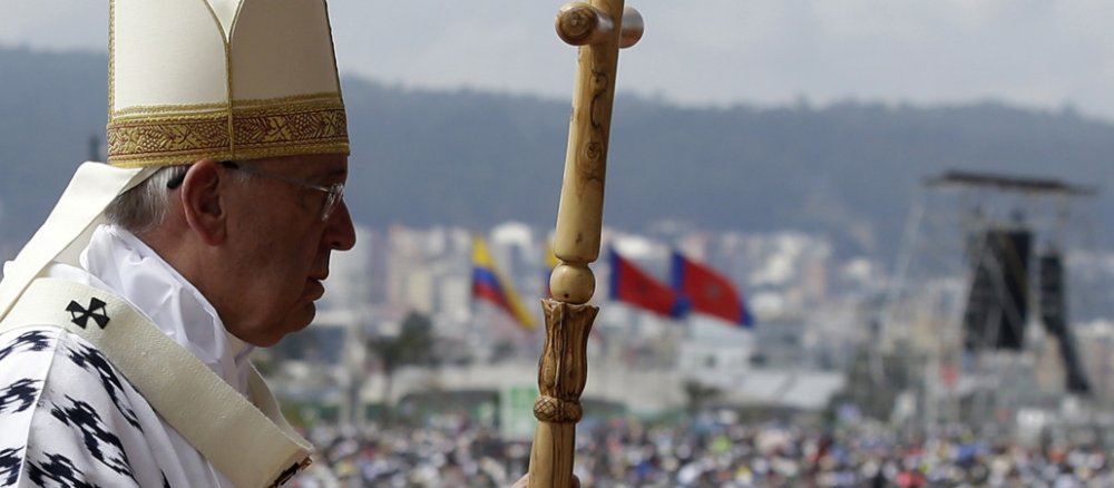 Papst Franziskus bei einem Gottesdienst im Freien.