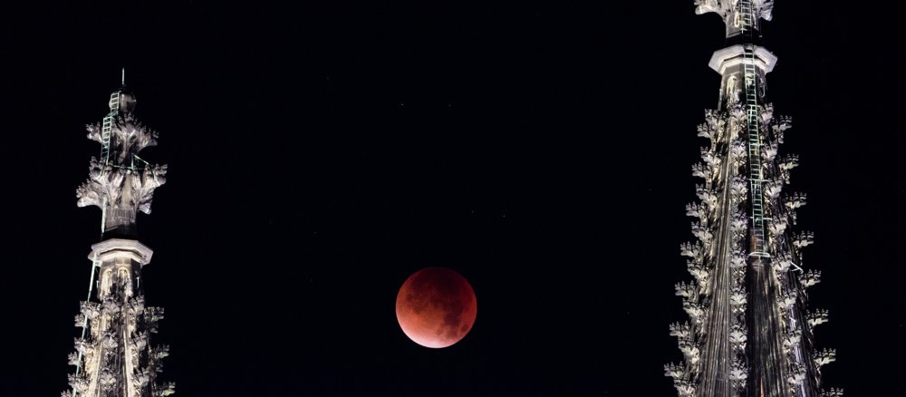 Über dem Kölner Dom ereignet sich eine Mondfinsternis.