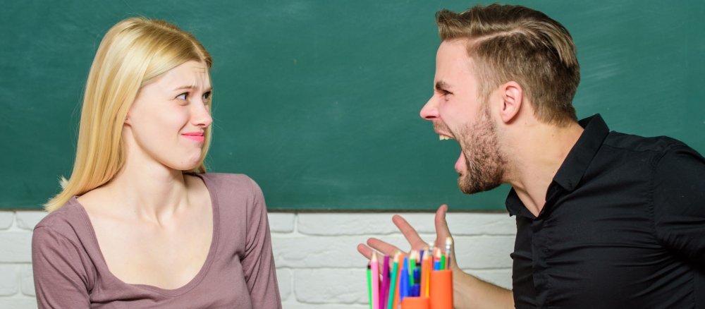 Ein junger Mann schreit seine Mitschülerin an