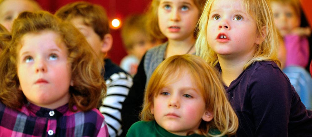 Kinder lauschen gespannt.