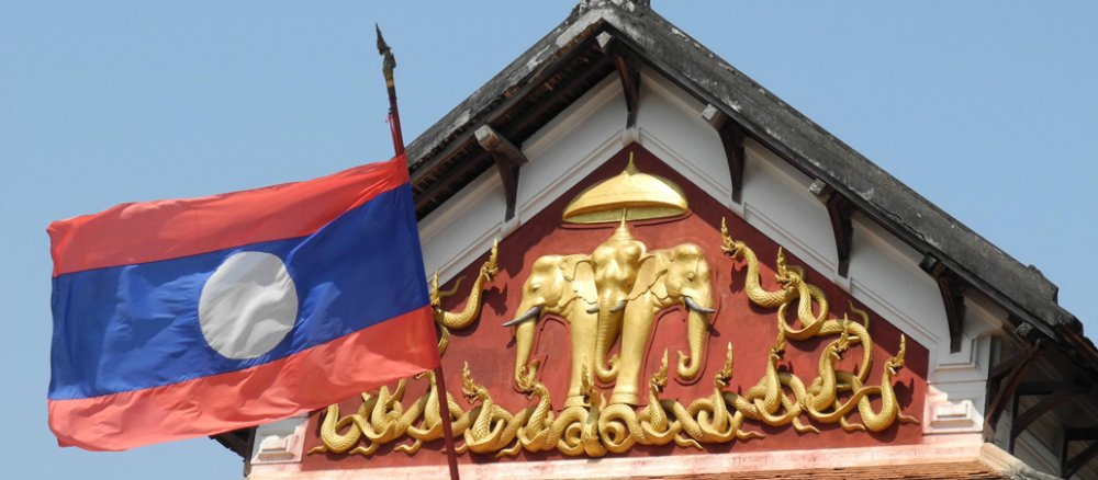 Die laotische Flagge weht vor einem Museum in Luang Prabang.