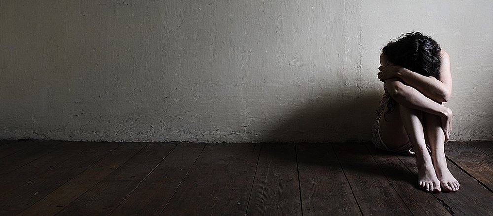 Eine Frau ist traurig und verzweifelt.