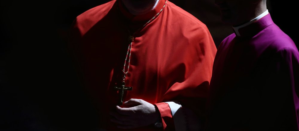 Ein Kardinal unterhält sich mit einem Monsignore bei der Feier eines Gottesdienstes im Petersdom.