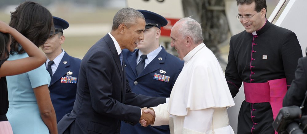 US-Präsident Barack Obama begrüßt Papst Franziskus in Washington.