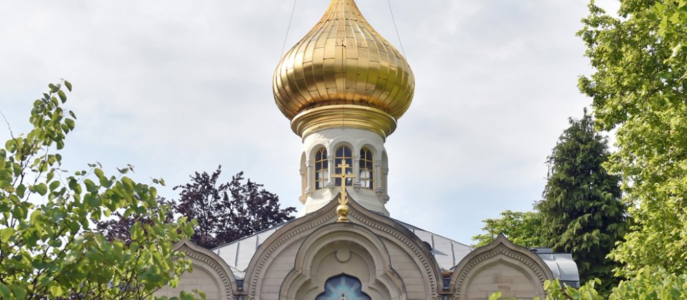 Eine Kirche mit goldener Kuppel.
