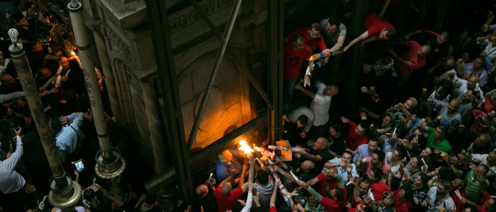 Heiliges Feuer wird in der Grabeskirche weitergegeben.