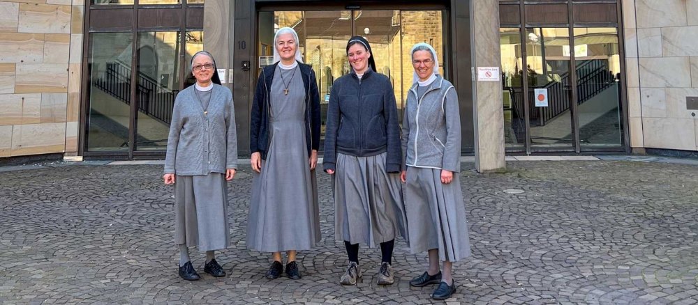 Schwester Maria (v.l.n.r.), Schwester Marilen, Schwester Franja und Schwester Annette vor dem Katholischen Centrum in Dortmund.