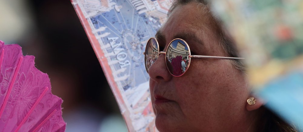 Frau auf dem Petersplatz