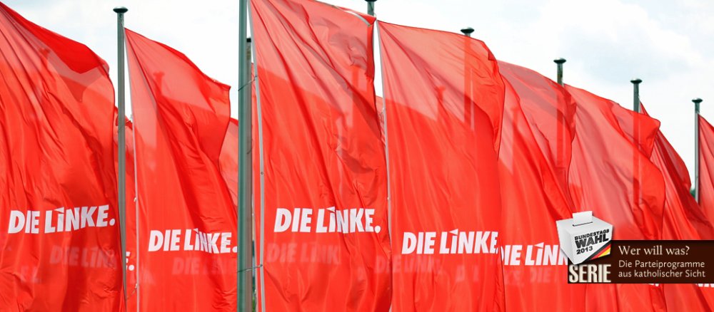Fahnen mit dem Logo der Linken wehen am 15.06.2013 beim Bundesparteitag in Dresden (Sachsen) im Wind.