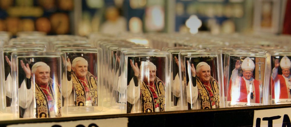 Devotionalien mit Abbildungen von Benedikt XVI.