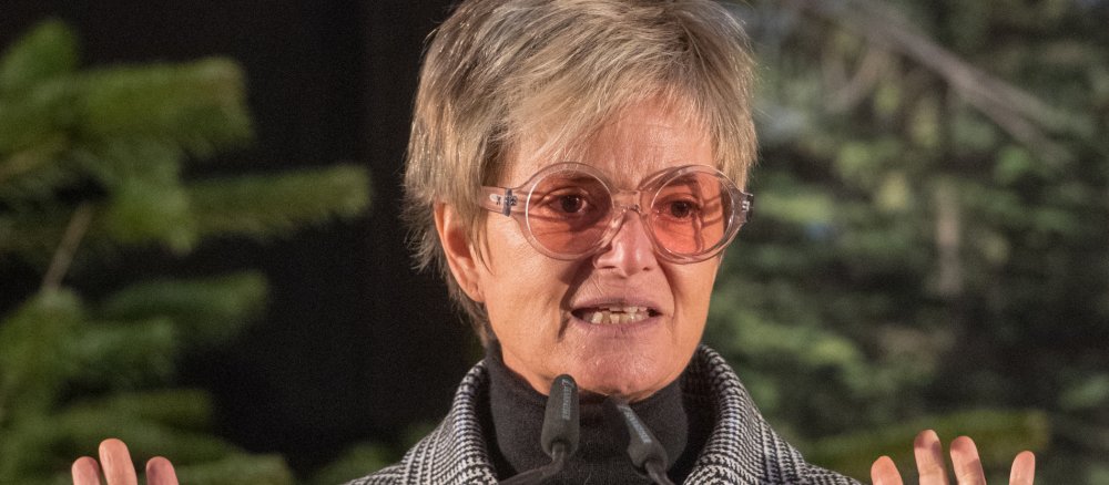 Fürstin Gloria von Thurn und Taxis vor Nadelbäumen
