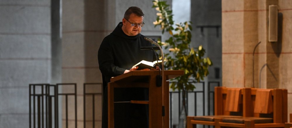 Bruder Daniel Blau spricht am Ambo.