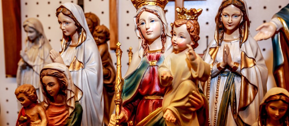 Devotionalien, verschiedene christliche Figuren und Kreuze aus Holz, in Kevelaer