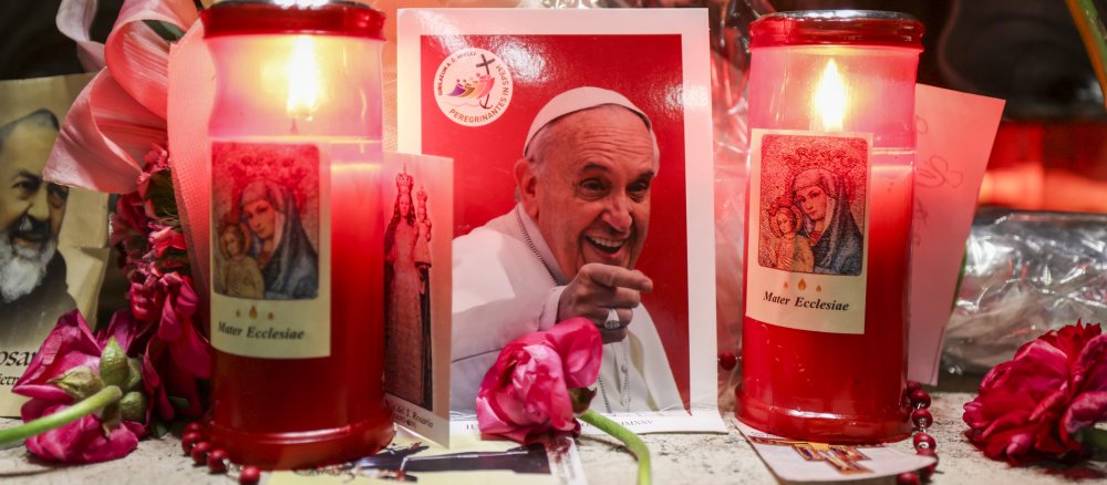 Trauer um Papst Franziskus auf dem Petersplatz