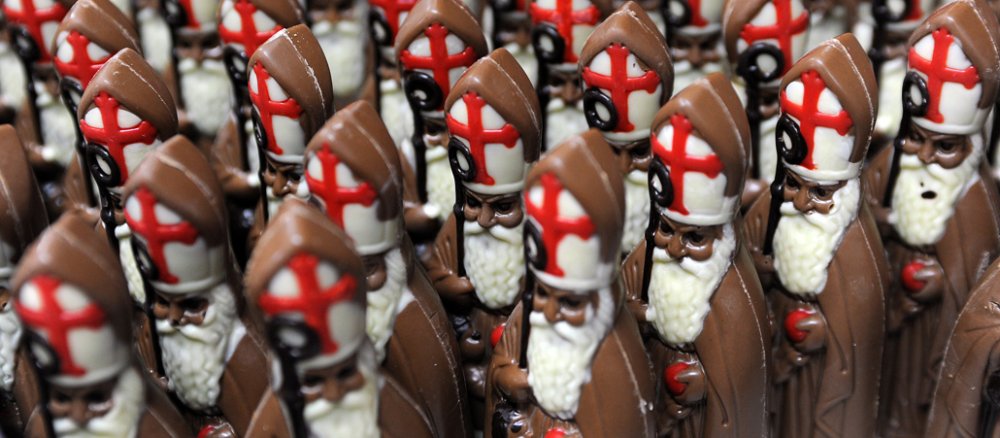 Eine große Anzahl von Schokoladen-Nikoläuse.