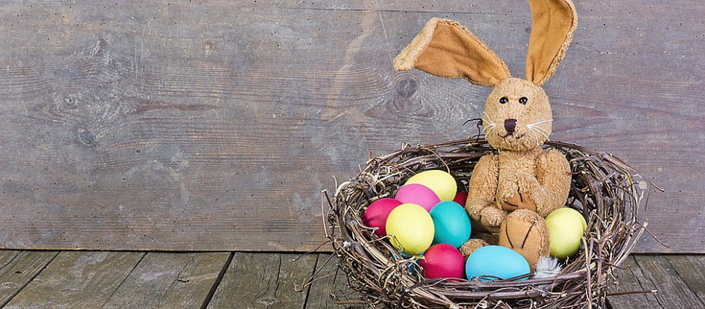 Ein Stoffhase in einem Osternest.