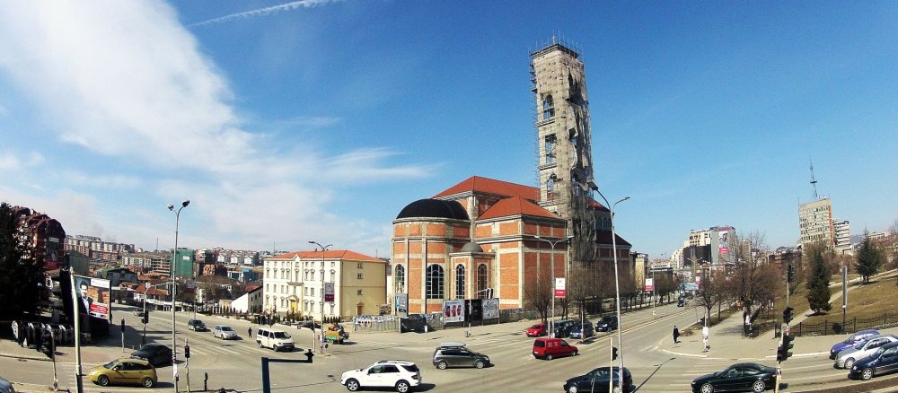 Stadtbild von Pristina mit der im Bau befindlichen Mutter-Teresa-Kathedrale