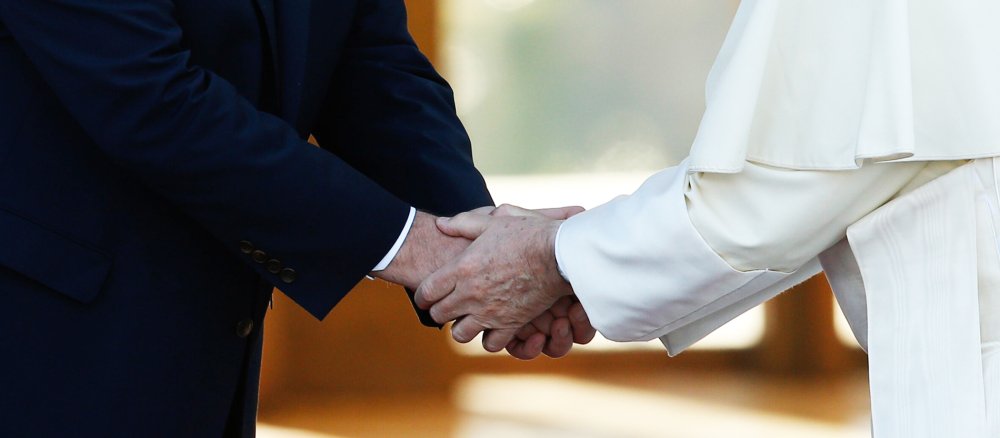 Der Papst schüttelt einem Politiker die Hand