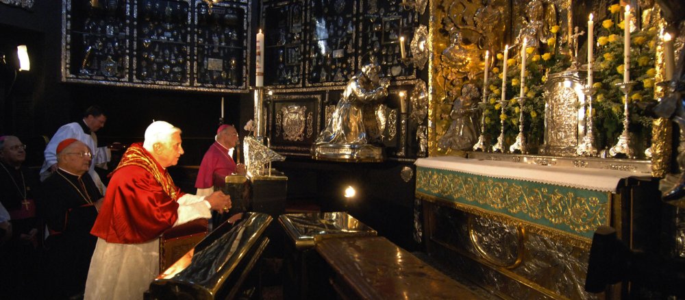 Papst Benedikt XVI. betet in der Gnadenkapelle in Altötting.