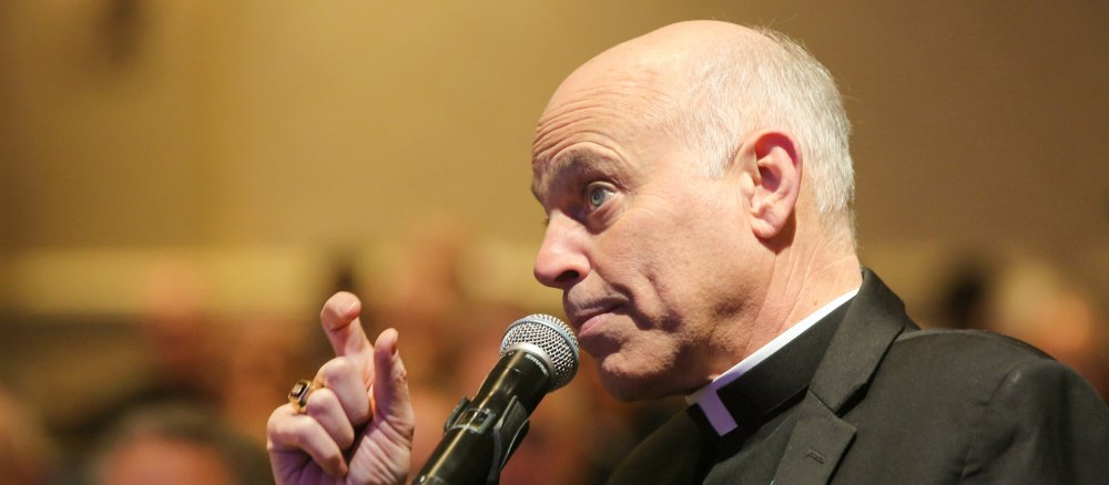 Erzbischof Salvatore Joseph Cordileone spricht in ein Mikrofon