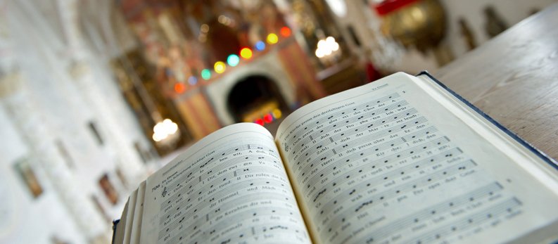 Ein Gesangsbuch liegt am 20.02.2012 auf einer Kirchenbank in der Pfarrkirche St. Laurentius in Rottach-Egern am Tegernsee.