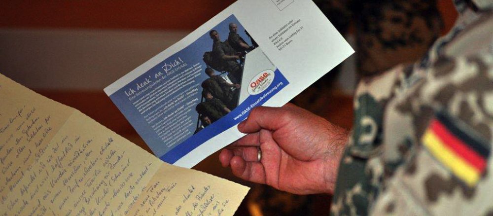Ein Soldat im Krisengebiet öffnen seinen Brief, den er im Rahmen der Solidaritätsaktion "Ich denk' an Dich!" von einer anonymen Person aus Deutschland erhalten hat.