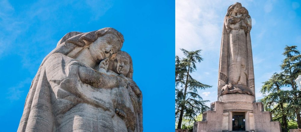 Die Statue besteht aus Beton und zeigt Maria mit dem Jesus-Kind auf dem Arm.
