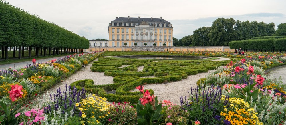 Schloss Augustusburg bei Brühl mit Gartenanlage