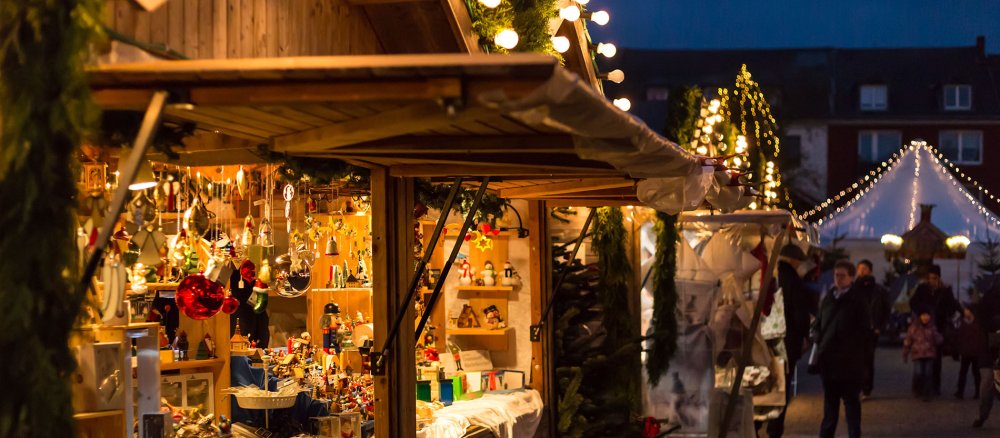 Hütten auf dem Weihnachtsmarkt