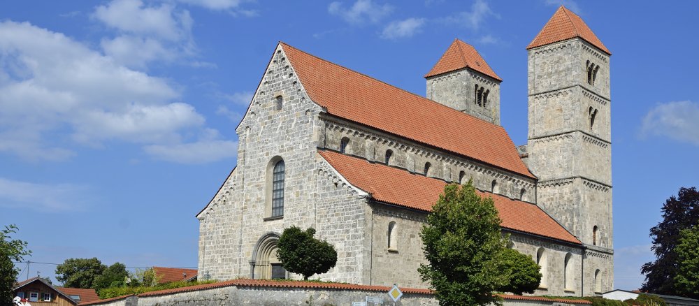 Die romanische Basilika St. Michael in Altenstadt.