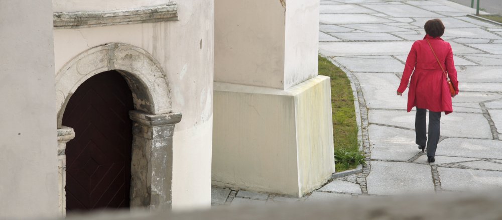 Eine Frau kehrt der Kirche den Rücken