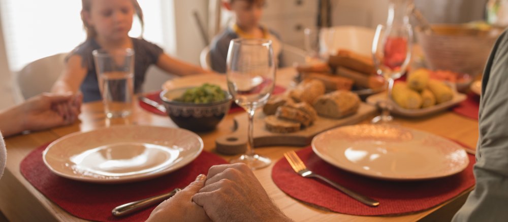 Eine Familie betet