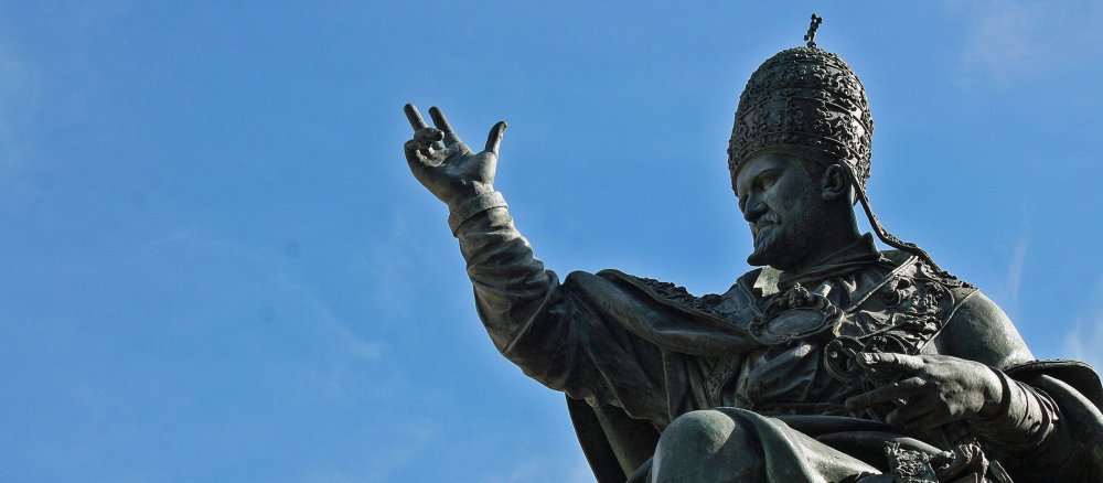 Eine Statue von Paul V. in Rimini