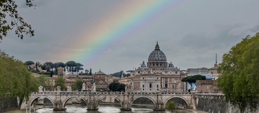 Blick über den Tiber zum Petersdom mit Regenbogen