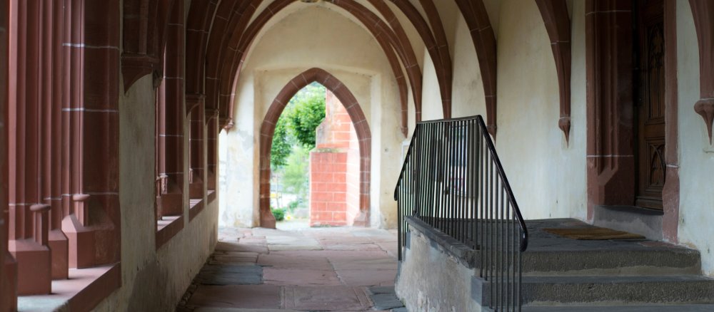 Blick in den Kreuzgang der Liebfrauenkirche in Oberwesel