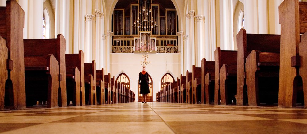 Eine Frau in der Kirche