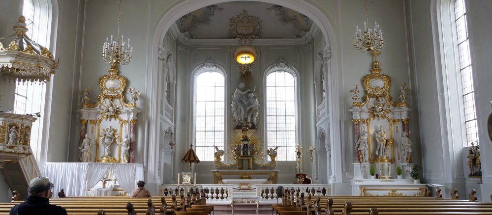 Der reich verzierte Innenraum der barocken Kirche St. Johann in Saarbrücken.