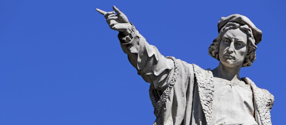Die Statue des Entdeckers Christoph Kolumbus, deren rechter Arm in die Ferne weist.