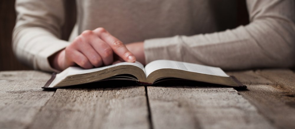 Ein Mann liest in der Bibel
