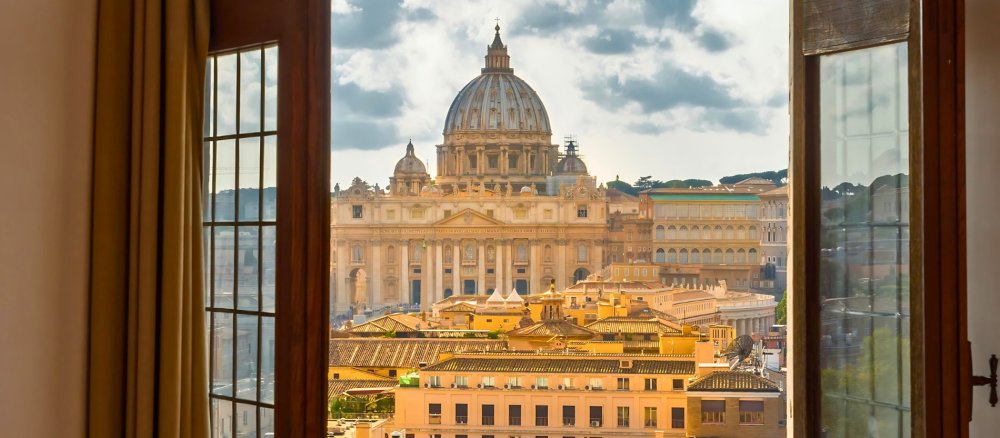 Blick auf den Petersdom durch ein Fenster