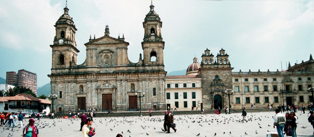 Blick auf die Kathedrale und die erzbischöfliche Kurie in Bogotá, Kolumbien.