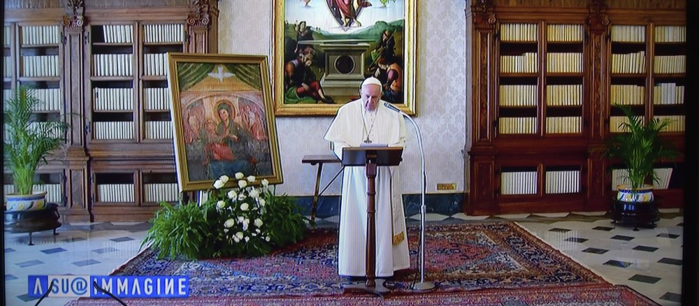 Angelus-Gebet mit Franziskus auf einem Bildschirm