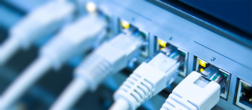 Moderner Datenstransfer - Kabel an einem Netzwerkverteiler.