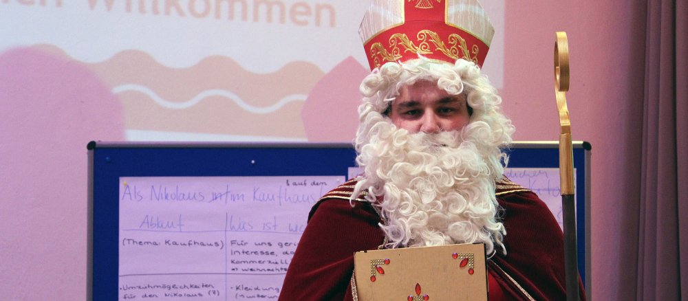 Katholisch.de-Redakteur Matthias Altmann als Nikolaus verkleidet.