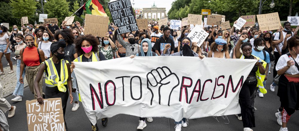 Eine Menschenmenge demonstriert gegen Rassismus