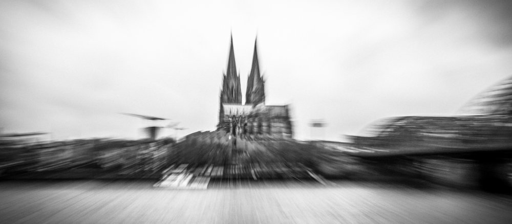 Blick über den Rhein auf den Kölner Dom