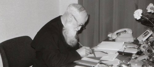 Pater Josef Kentenich am Schreibtisch