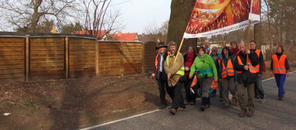 Eine Gruppe von Menschen läuft auf eine Straße
